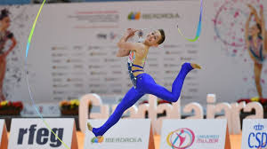 La gimnasia rítmica es una disciplina deportiva que combina elementos de ballet, gimnasia y danza, así como el uso de diversos aparatos como la cuerda, el aro, la pelota, las mazas y la cinta. Asi Desafian Los Estereotipos Los Ninos Que Practican Gimnasia Ritmica Sufren Mas Insultos De Lo Que La Gente Imagina