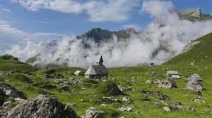Waarom dat zo is, ziet u als u zelf één van de prachtige busreizen naar zwitserland van effeweg.nl boekt. Natuur Wandelen Zwitserland Alpstein Mist Kerk Kapel Landschap Bergen Bergwereld Rookgordijn Pikist