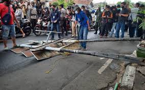 Soal pembubaran ini kemudian menuai komentar beragam di masyarakat. Dsidweh7kojiam
