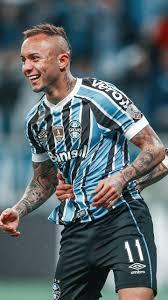 Everton soares of brazil (r) looks to bring the ball down during the international friendly match between brazil and panama at estadio do dragao on march 23, 2019 in porto, portugal. Everton Soares Wallpapers Wallpaper Cave