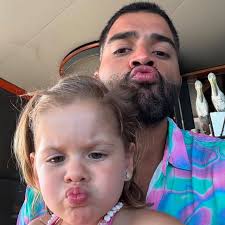 Beth, assessor e amigo de Virgínia Fonseca, compartilhou uma interação  divertida com Maria Flor. No vídeo, ele pergunta: “Cadê o bom dia do Beth?”  e a pequena responde prontamente: “Bom dia, Beth”.