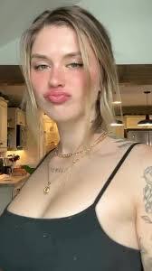 Courtney Schad's Instagram, Twitter & Facebook