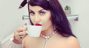 صافيناز تظهر بروب الحمام وتكشف حقيقة هروبها واعتزالها الرقص. 0hlugjo3 3hg1m