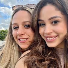 T-minus 2 weeks until she's a PGY-2…. But another ⚡️INTERN SPOTLIGHT⚡️  coming your way, DR APONTE! @vaneeex . 🏡 Hometown: Miami, FL 🌴 🌞 🤓  Undergrad/Med School: University of Florida➡️Howard University College