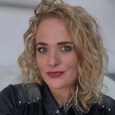 Just getting your attention with this curly haired queen (who is apparently  me but I don't recognise her tbh!!) to let you know that so far NONE of you  have guessed correctly