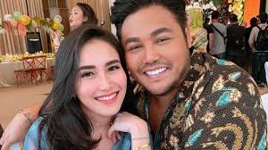 Ayu ting ting penyanyi alamat palsu kini tengah naik daun di jagad musik indonesia, ayu ting ting penyanyi dangdut pendatang baru yang bernama asli ayu rosmaliana ini tiba tiba saja jadi pusat. Bongkar Tipe Wanita Idamannya Ivan Gunawan Sebut Nama Ayu Ting Ting Dia Pernah Ngajak Gue Pacaran Tribunnews Com Mobile