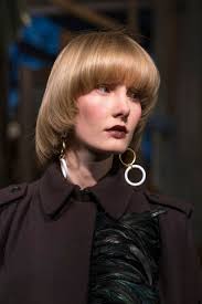 Visualizza questo post su instagram. Vogue It 7 Tendenze Capelli 2019 2020 Dai Tagli Medio Corti Ai Ricci Fsh Room