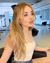 In 2010, she landed her 1st acting role in law & order: Huge 2020 Hairstyle List The 9 Hottest Trends To Be Obsessed With Ecemella Sabrina Carpenter Style Sabrina Carpenter Outfits Hair Styles