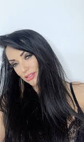 Karen Brenes's Instagram, Twitter & Facebook