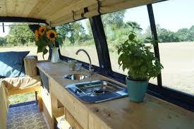 Arbeitsplatte Im Van Mit Kochstelle Und Spulbecken Vanlife Selbstausbau Camper Ausbau Holz Autark Wohnmobil Mieten Camper Renovieren Wohnmobil