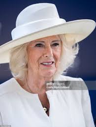 Queen Camilla exudes timeless elegance at King George racing day 👑 On 26  July 2025, Her Majesty arrived at Ascot in a sophisticated off-white dress  and matching wide-brimmed hat, embodying chic restraint