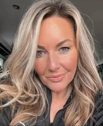 Hey, I would like to introduce myself👋 My name is Ugne and I'm freelance  hairdresser. I've been doing hair for over 15 years and there is nothing  else I enjoy more than