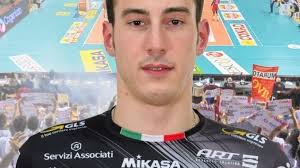 Operato alla mano il centrale della SIR Fabio Ricci, tutto bene