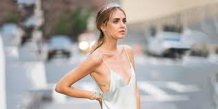 Maybe you would like to learn more about one of these? Wie Tragt Man Ein Kleid Ohne Bh Bzw Mit Klebe Bh Stylight