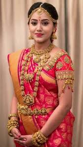 Where there are intense rituals like porutham parthal and naandi, fun and playful traditions like kaashi yatra or mailanchi raavu are also very fondly performed in most weddings. South Indian Hair Style For Wedding