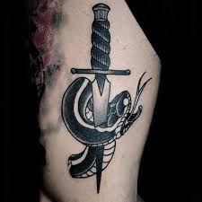Los tatuajes en forma de calaveras a menudo son mal entendidos, especialmente por las generaciones mayores y las comunidades conservadoras. 91 Tatuajes De Cuchillos O Dagas Mas Atractivos Que Puedes Probar Tatuajesweb Info