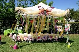 Gartenparty Deko 50 Ideen Wie Sie Ihr Fest Schoner Machen Party Im Freien Gartenparty Deko Partydekoration