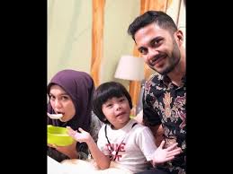 Mampukah encik imam ekspres merawat luka di hatinya sekali gus melenyapkan semua rasa kecewa yang ada? Handsome As Ad Motawh Pelakon Drama Batang Buruk Batu Lesung Di Astro Ria By Vza Production