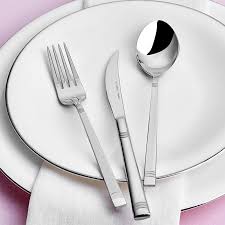 Çatal bıçak takımı seçerken dikkat edilmesi gereken bazı konular vardır bunlardan bazıları takımların hafif olmasıdır,ayrıca kaşıklarının çok büyük olmaması ve bıçaklarının keskin olması gerekir. Karaca 84 Parca D 029 Kutulu Catal Bicak Takimi Karaca Home