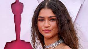 Vestido de zendaya brilha no escuro; 1ek62sozbv7dxm