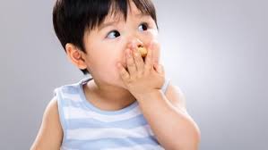 7 Makanan Pemutih Gigi Alami buat Bunda