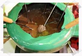 Fondue Bourguignonne Au Vin Rouge La Neuvieme Planete Fondue Bourguignonne Fondue Bourguignonne Vin Fondue