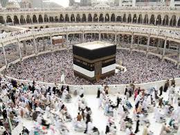 Sie steht auf einem 25 cm hohen marmorsockel, der um 30 cm hervorspringt. Kaaba In Mekka Die Geschichte Des Schwarzen Monolithen