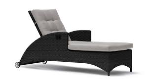 Avec son design moderne, cette chaise longue de jardin ajoute une touche de design à votre extérieur. Chaise Longue Moderne En Resine Tressee Avelorn Mobilier Moss