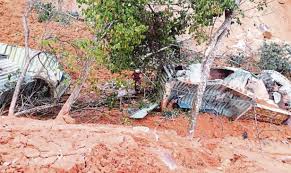 Seketika semua rata dengan tanah mungkin sebagian dari. Operasi Mencari Mangsa Yang Terlibat Dalam Kejadian Tanah Runtuh Di Bukit Kukus Diteruskan Daily Rakyat