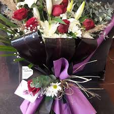 Lilyum Ve Kirmizi Guller 2020 Guller Kirmizi