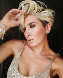 Il colore biondo platino è in contrasto con la base scura. Tagli Di Capelli Corti 9 Idee Per L Estate Trucchi Tv