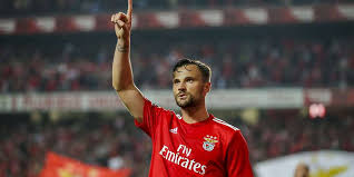 Chelsea considering midfielder as cheaper alternative to declan rice. Benfica Lissabon Gewinnt Derby Durch Doppelpacker Seferovic