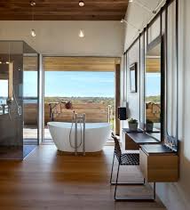 25 Badezimmer Fotos Bader Mit Fenster Und Schonem Blick Badezimmer Fotos Traumhafte Badezimmer Badezimmer Holzboden