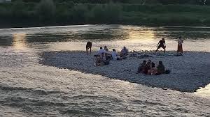 Der liveticker über die lage in münchen und der. Munchen Elf Schlauchboote Gekentert Munchen Verbietet Bootfahren Auf Sudlicher Isar Augsburger Allgemeine