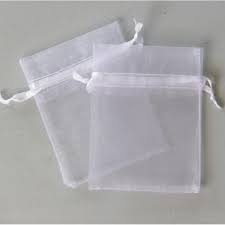 Pochettes, sac, aumônières, pochons en feutrine, suédine, tissus velours, organza, vous permettront d' emballer facilement les bagues. Sac En Organza Pour Presentation De Cadeau D Invite