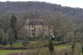 645 m2 habitables, au cœur de 207 ha de rare domaine se composant d'un château de style louis xiii bâti vers 1870, au coeur de 270 hectares groupés et libres, avec la totalité de ses. En 2020 On Peut Devenir Chatelain En Creuse Pour Le Prix D Un Deux Pieces A Paris Montaigut Le Blanc 23320