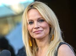 Pamela ANDERSON dráždi v novej kolekcii bikín: Sexbomba z Baywatchu je  späť! FOTO