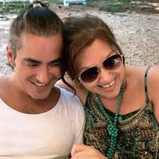 Αυτη ειναι η νεα του επιτυχια. Kaith Garmph Dionyshs Sxoinas Poioi Briskontai Pisw Apo Th Lhsteia Sto Spiti Toys