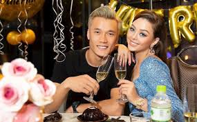Trung vệ quê hà tĩnh nhiều lần thể hiện tình cảm ngọt ngào dành cho bạn gái. Lien Tá»¥c Danh Ä'iá»u Ä'áº·c Biá»‡t Cho Báº¡n Gai Ngoáº¡i Bui Tiáº¿n DÅ©ng Sáº½ Nen Duyen