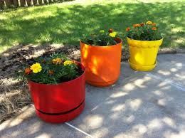 It is a simple and inexpensive project that adds color and personality to your yard with a fun craft! Pin By Laurie On Home Plastic Flower Pots Flower Pots Painted Flower Pots