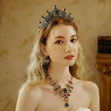 Crystal Queen's Instagram, Twitter & Facebook