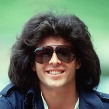 Claudio baglioni è uno tra gli artisti più amati e di maggior successo di pubblico e di critica nella storia della musica popolare italiana.nato a roma nel 1951 nel settembre del 1970 esce il suo primo album ufficiale: Claudio Baglioni E Adesso La Pubblicita Bottin Edit By Bottin