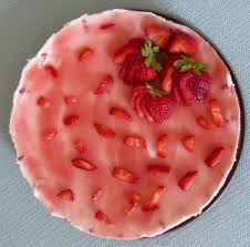 Recette de layer cake vanille fraise, un gâteau à étages rouge et blanc, frais et léger, pour un anniversaire ou une fête Cheesecake Vanille Fraises Et Cardamome Un Petit Oiseau Dans La Cuisine