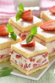 Erdbeer Biskuit Wurfel Stuck Fur Stuck Ein Genuss Rezept Kuchen Und Torten Rezepte Erdbeerkuchen Rezept Kuchen