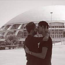 بالصور: قبلات المثليين لكسر المحظورات في تونس