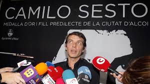 El creador de vivir así es morir de amor ha tenido una vida plagada de éxitos profesionales, pero también de dolor, aflicción y desengaño en su vida personal. La Fortuna De Camilo Sesto En Peligro