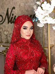 Yüz şekline, göz rengine, alın yapısına uygun gelin saçı yapmak emek ve beceri isteyen bir iştir. Tesettur Gelin Basi Modelleri Nisanur Tesettur Moda Ve Kuafor