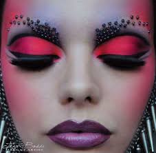 Maquillaje negro y violeta bello