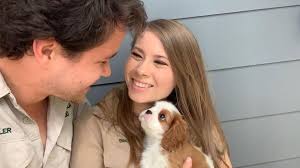 The young couple announced the birth of their baby daughter, grace warrior irwin powell. Chandler Und Bindi Irwin Verzaubern Fans Mit Welpennachwuchs Promiflash De