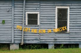 L Artiste Qui Fait Des Banderoles Avec Vos Textos De Rupture Facade Maison Art Et Design Et Photographie